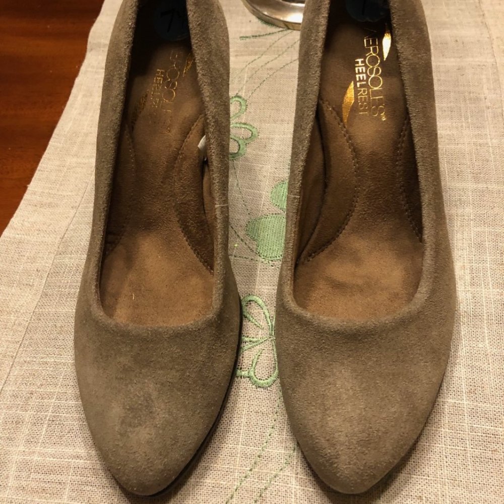 Aerosoles Tapestry Taupe Suede Pumps